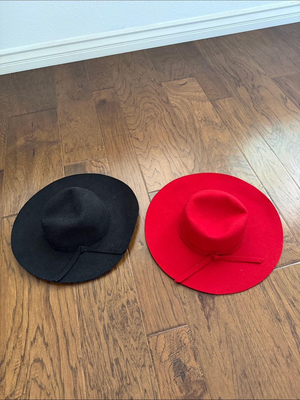 Women's Wide Brim Felt Hat - Red and Black